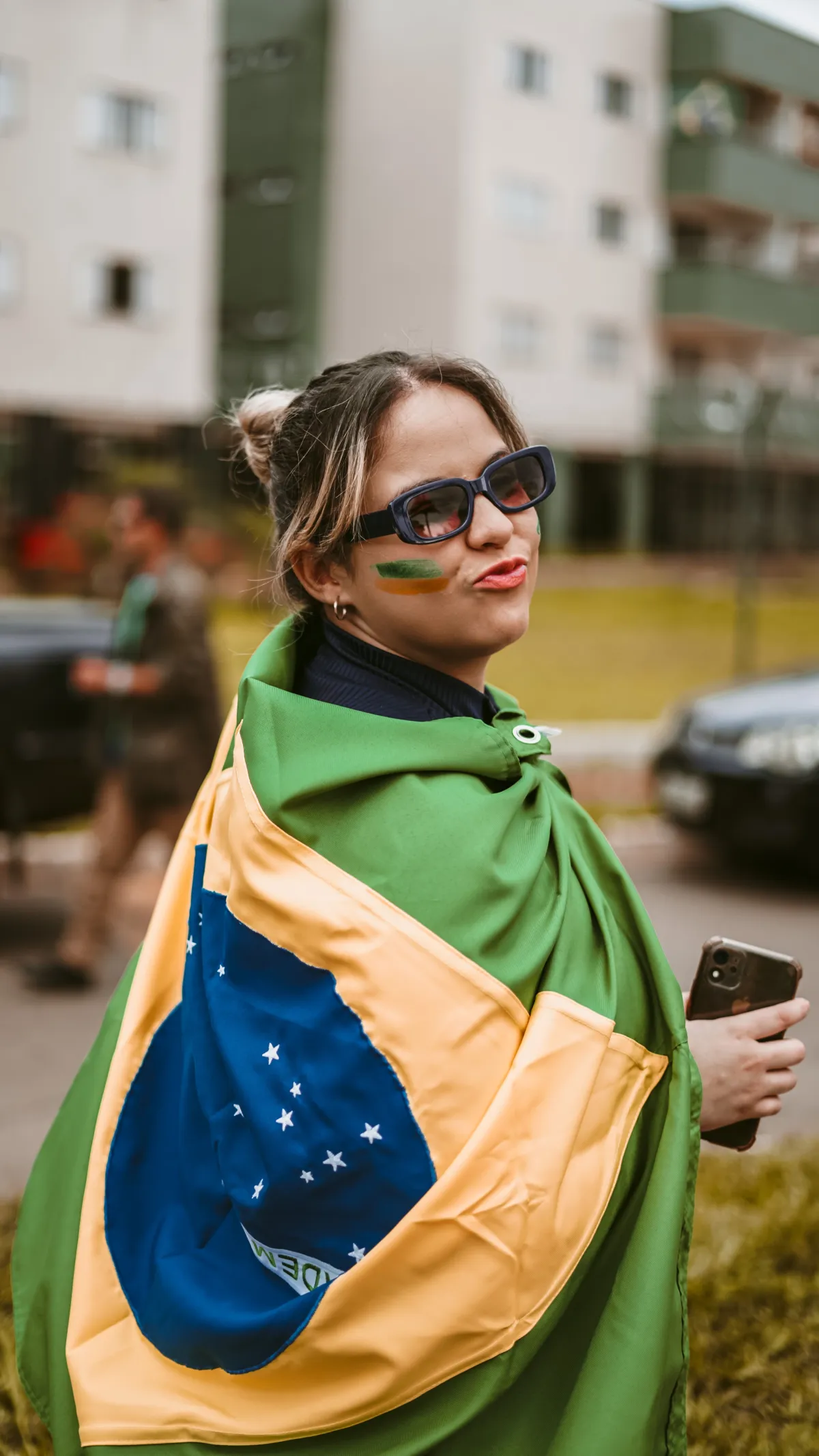 Frau mit brasilianischer Flagge mit Kussmund