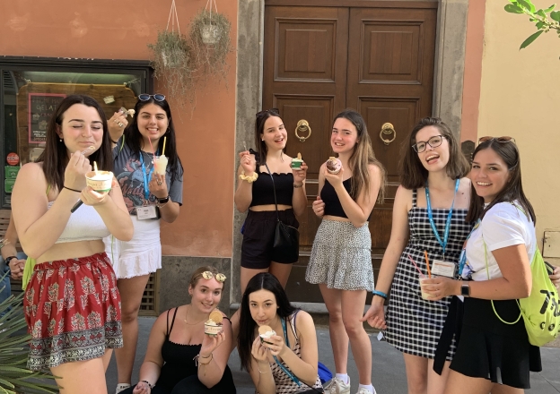 Austauschschülerinnen essen Gelati vor Haus in Italien
