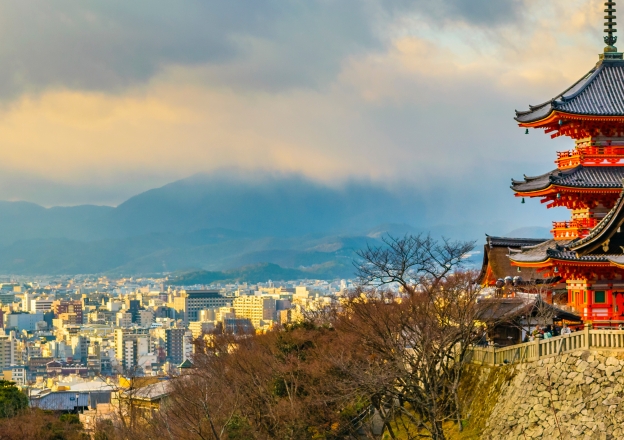 Japanischer Tempel über Stadt mit Berge im Hintergrund