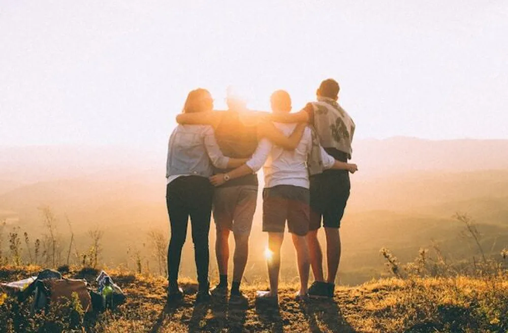 Gruppe von Freunden von hinten