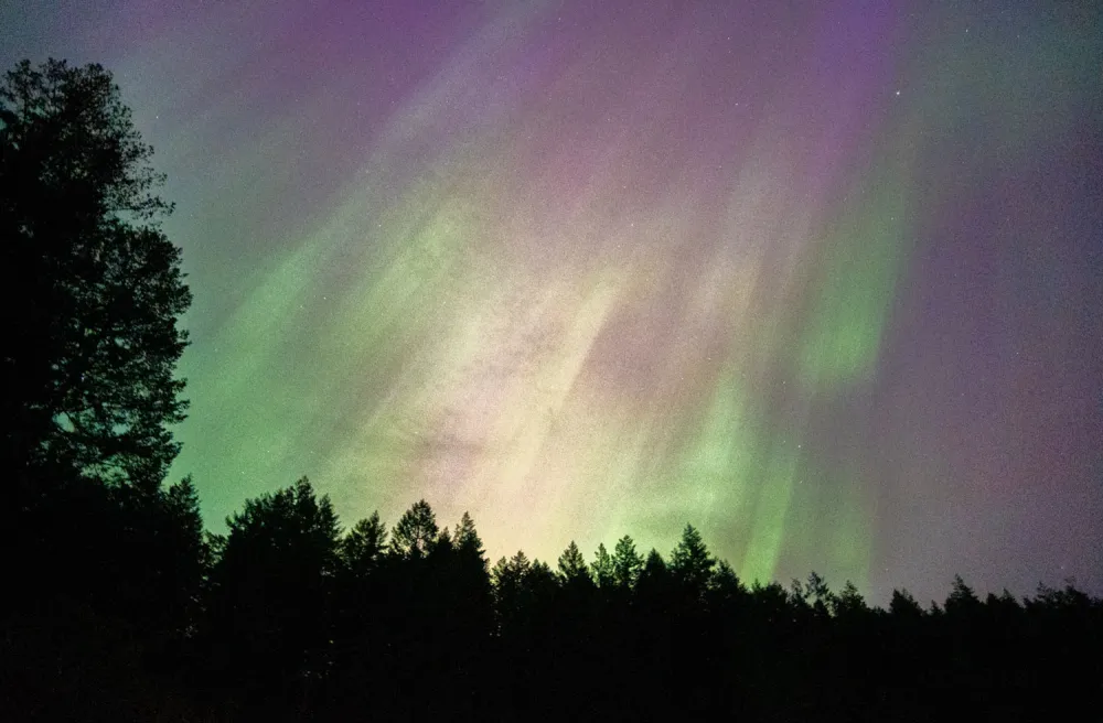 Polarlichter bei Nacht am Himmel