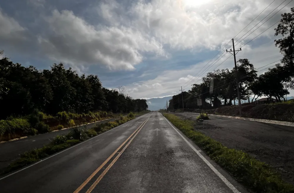 Costa Rica Landschaft, Strasse bei Sonnenschein