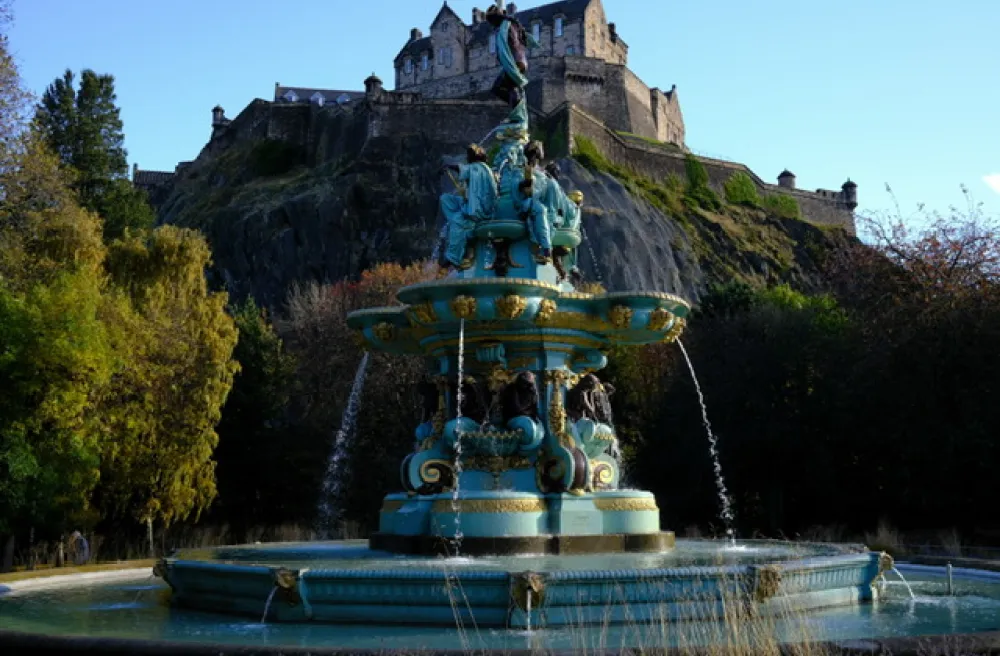 Brunnen vor Schloss bei schönem Wetter