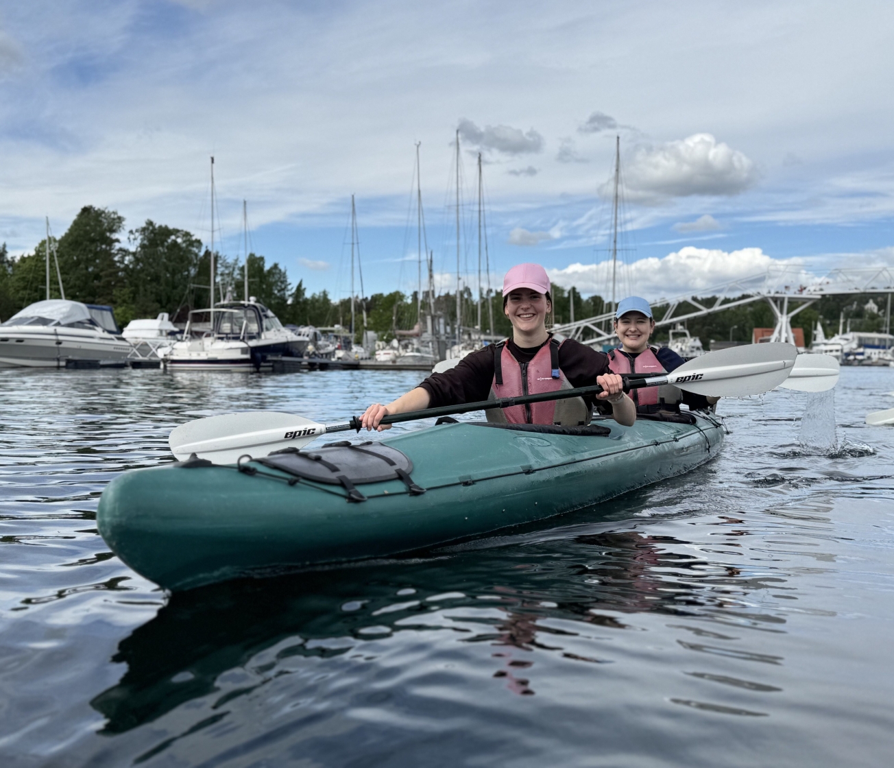 Zwei Schülerinnen im Kayak im Hafen bei Sommerwetter. 